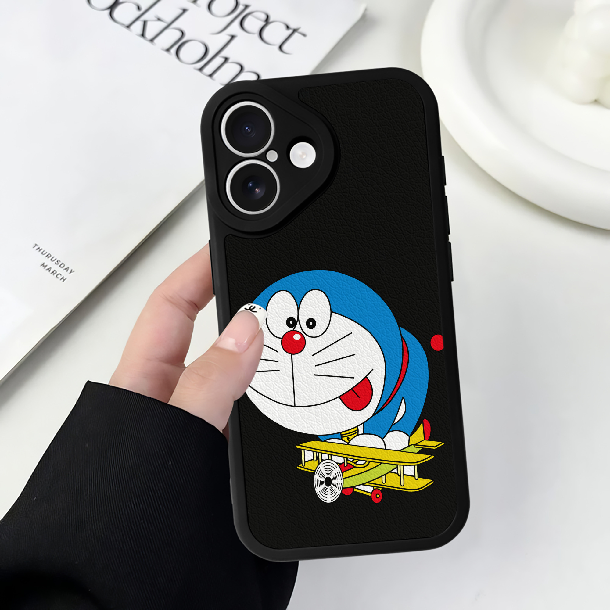 （画像用） ドラえもん Doraemon 【iPhone 16シリーズ対応】シリコンスマホケース（レザー調） 材質：シリコン
